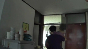 台中警「公主抱」護老婦返家。（圖/中市五分局提供）