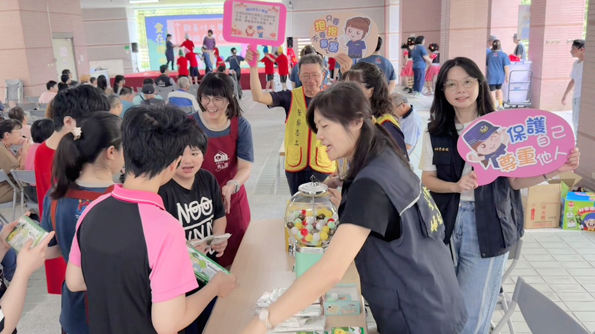 台中婦幼警察隊走進德水園,陪伴院生歡度中秋佳節。(圖/中市警婦幼隊提供)