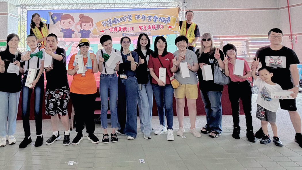 台中警化身大哥哥大姊姊　陪身障院生歡度佳節