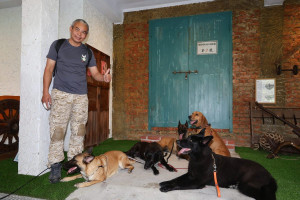 搜救犬教官周聰吉分享921之後臺灣搜救犬發展及人犬共同執行生命救援的故事。（縣府提供）
