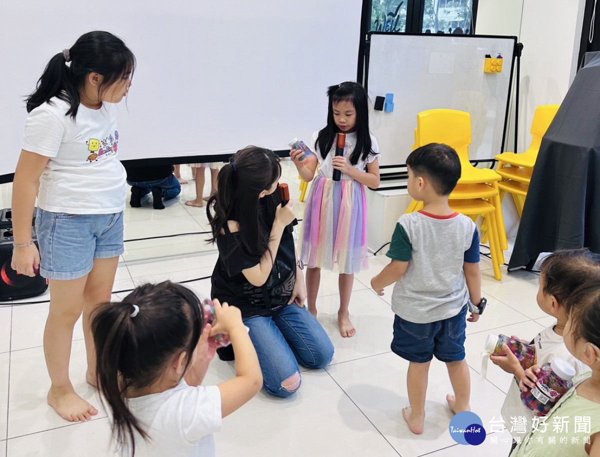 孩子透過選擇顏色、設計作品及分享創作理念，練習辨識自己的情緒，也在自由創作中表達內心感受。