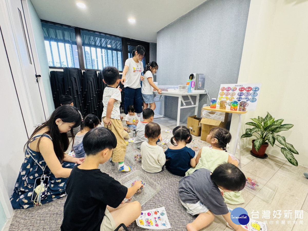 孩子透過選擇顏色、設計作品及分享創作理念，練習辨識自己的情緒，也在自由創作中表達內心感受。
