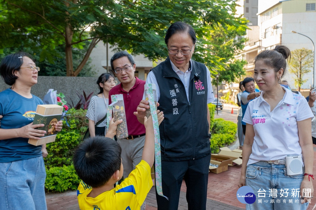 張善政市長與小朋友互動。