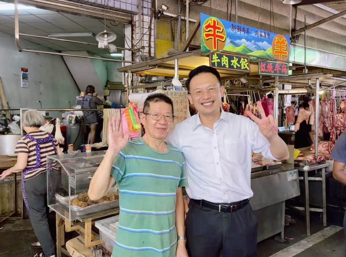 桃園副市長蘇俊賓與牛肉攤位老闆aka 傳統戲台彩繪藝師-明男師合影。
