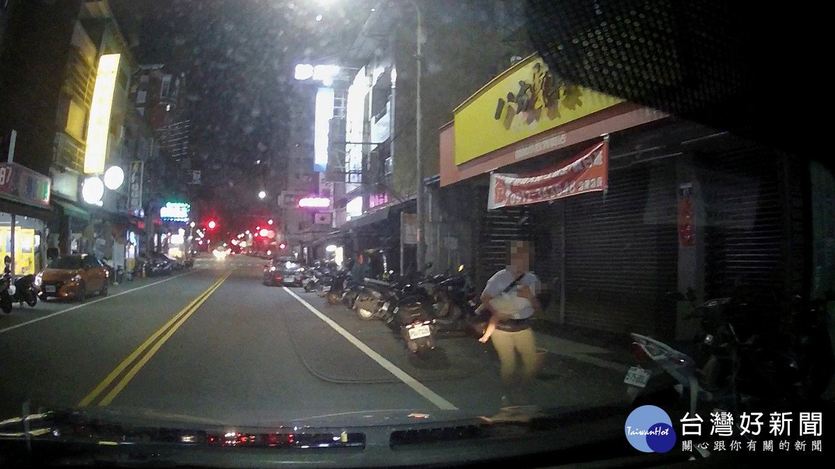 家屬急攔警車救救孩子　台中警鳴笛狂奔2.1公里、3分鐘送醫