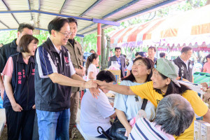 張市長與人民握手。