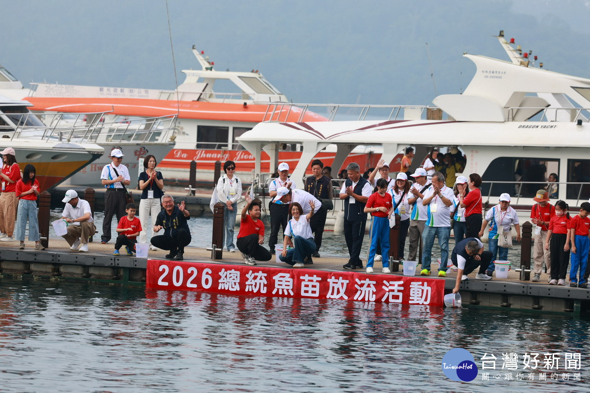 許縣長與嘉賓放流魚苗。(縣府提供)