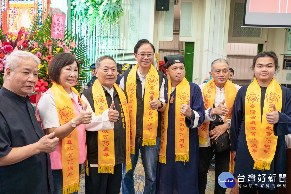 張市長與貴賓、信眾合照。