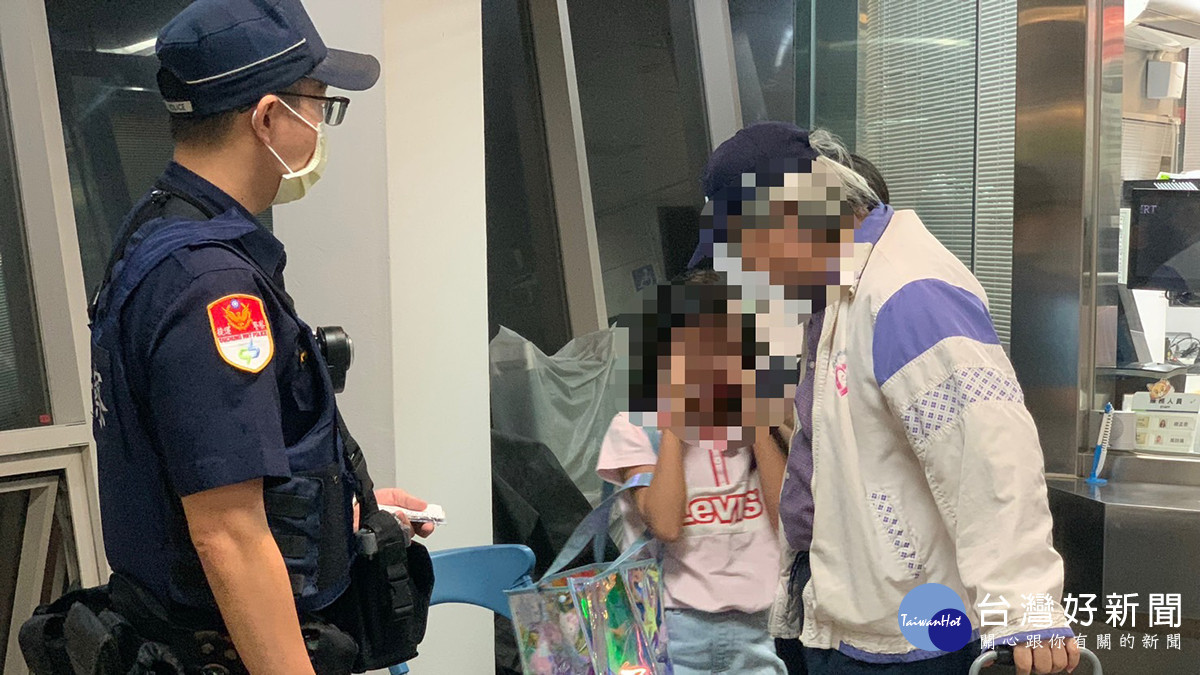 爺爺！我沒跟上！女童哭站台　捷警12分鐘助祖孫團圓