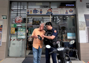 超商業者察覺情況有異，通報警方到場協助，成功攔阻羅男付款避免財產損失。