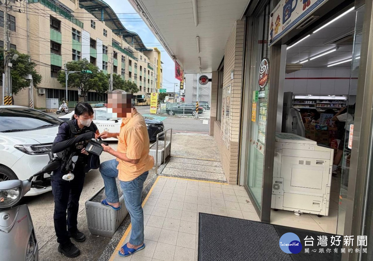 超商業者察覺情況有異,通報警方到場協助,成功攔阻羅男付款避免財產損失。
