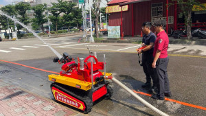 台中消防科技救災再升級　11組機器人可偵察、射水、泡沫滅火。（圖/陳招宗 翻攝）