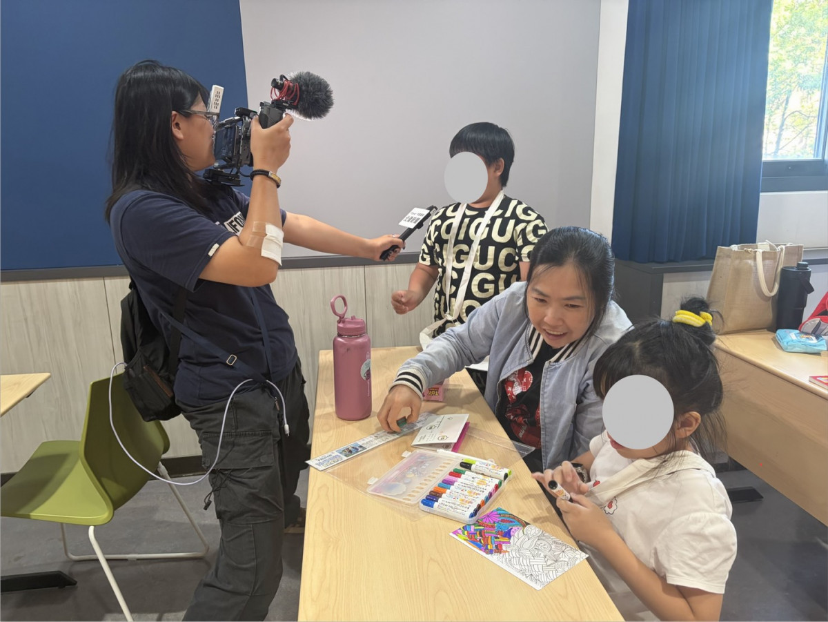 親子一起投入活動，同時也練習表達自己的想法。