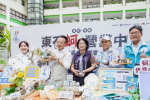 嘉義縣長翁章梁今天與首度亮相的原創牡蠣IP「蚵寶」宣傳年度行銷活動／嘉義縣府提供
