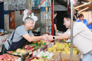 江啟臣前進西屯市場拜票