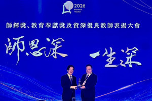 中華大學校長劉維琪（右）於115年師鐸獎頒獎典禮中接受總統賴清德（左）頒授獎座。