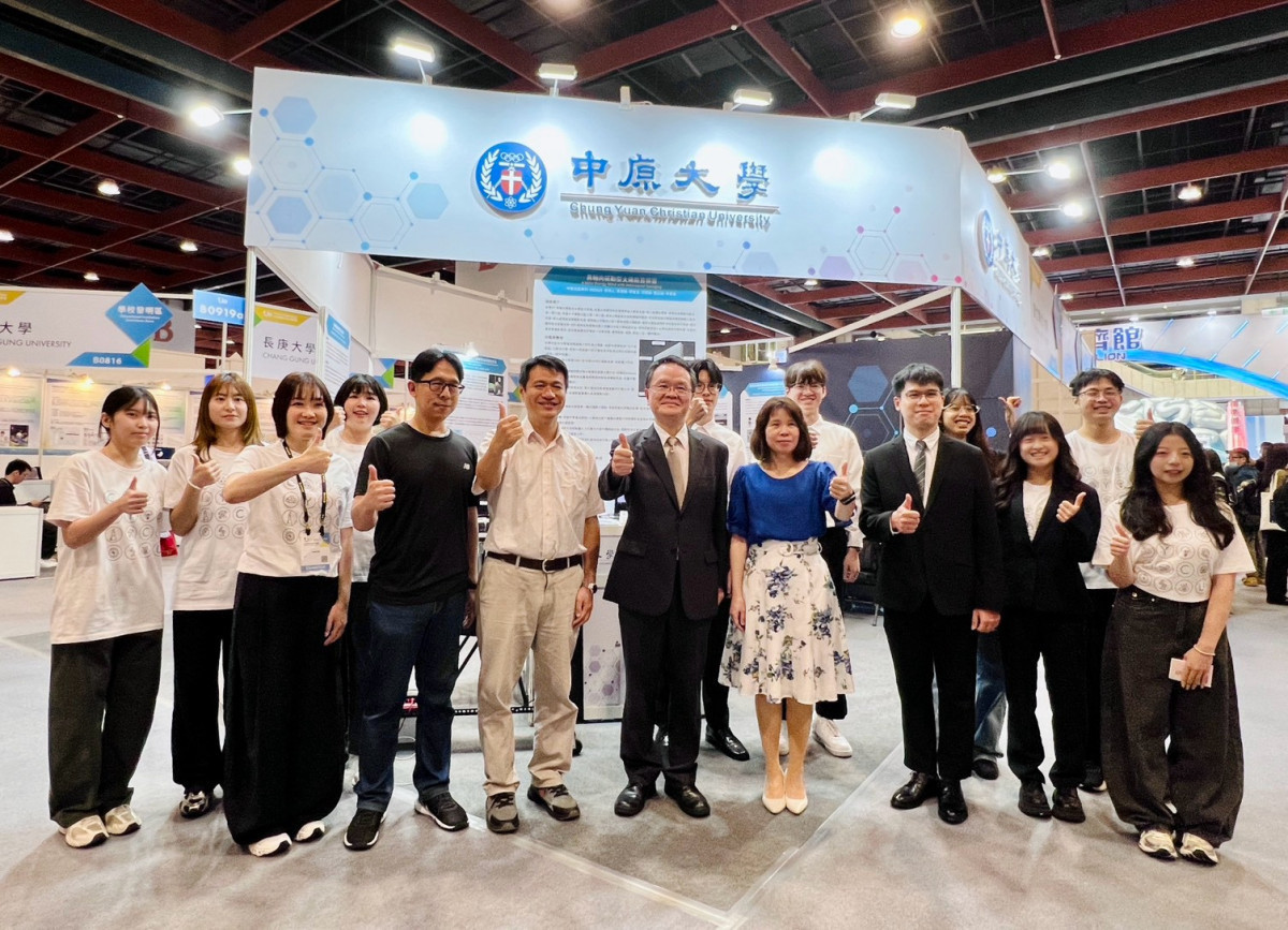 中原大學產學長金亭佑(前排右4)到場為參展師生加油,肯定團隊投入創新研發與成果展現。<br />
<br />