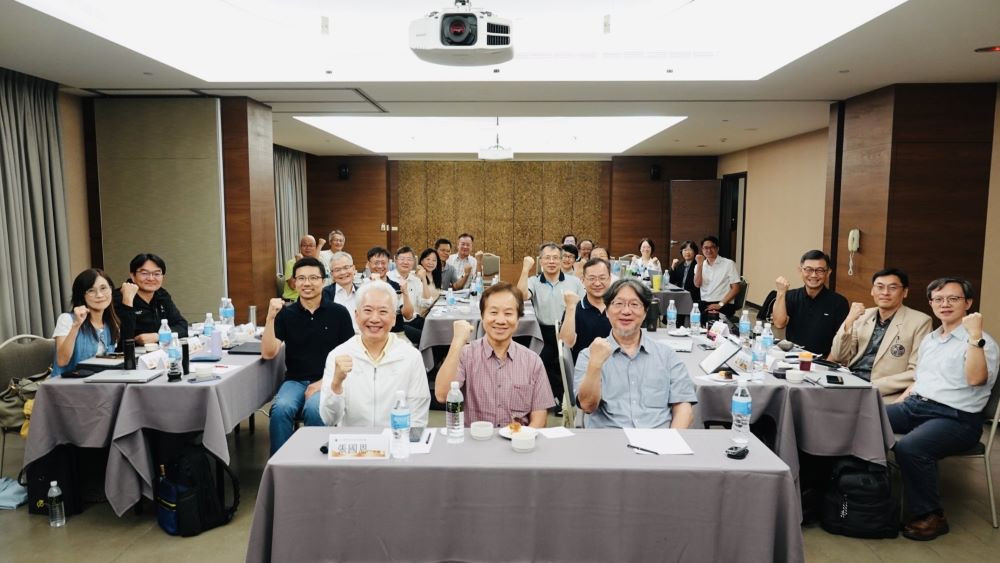 張國恩校長表示,中區AI資源中心將從課程著手,重新盤點16校既有AI教學資源、分析每門課對應的能力,逐步形成跨校共享的學習網絡。(圖/東海大學)
