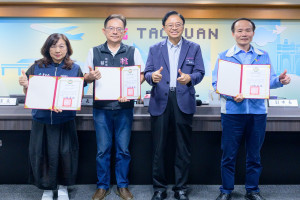 桃園市長張善政頒發「115年中元節普渡祭祀典禮暨環保創意祭品競賽」獎項予優勝機關。