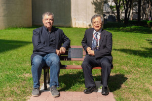 國立中央大學9月22日舉行「大師座椅」揭牌儀式，蕭述三校長與2010年諾貝爾物理學獎得主諾沃肖洛夫教授共同參與。