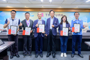 桃園市長張善政主持市政會議，頒發「114年度採購稽核案件評比績優機關」獎項。