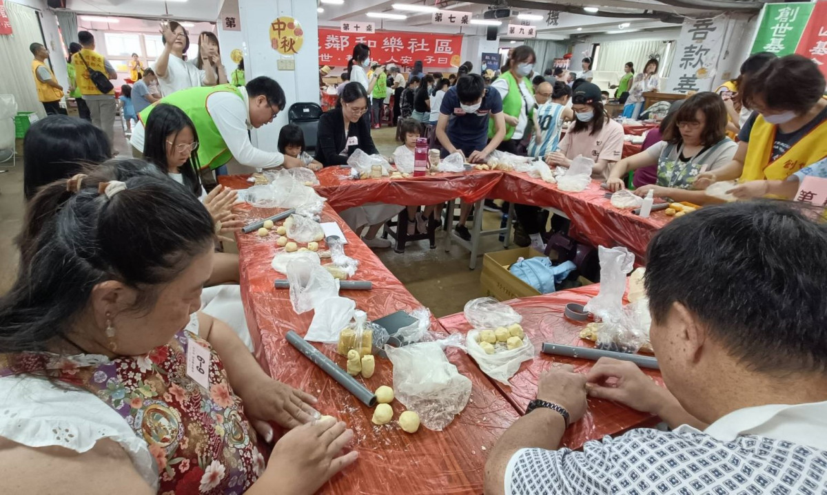 創世四基金會攜手全台辦手作月餅　逾兩萬民眾捐發票挺公益傳遞中秋溫情