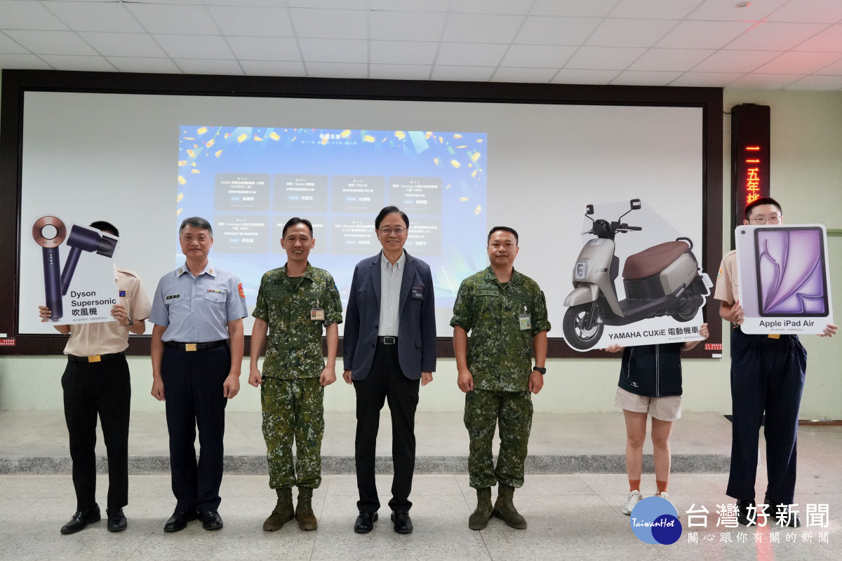 市長與幸運得主合影。