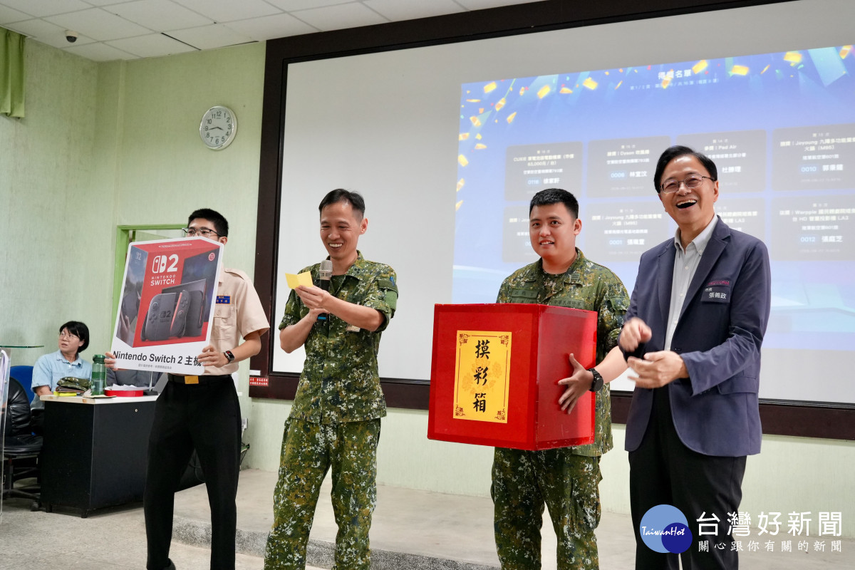 市長抽出Nintendo Switch 2幸運得主。