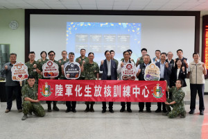市長張善政前往陸軍化生放核訓練中心出席中秋節勞軍活動。
