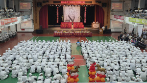 校長薛美惠致詞，為迎接教師節，在校內隆重舉辦「躍馬尊師．香傳鼎鼐」活動。
