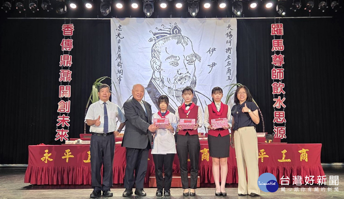 董事長朱仁才、校長薛美惠與獲獎學生合影。<br />
<br />
