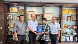 嶺東科大陳仁龍校長(左二)在侯伯樺(右二)赴日工作前親自給予鼓勵及肯定。(圖/嶺東科技大學)