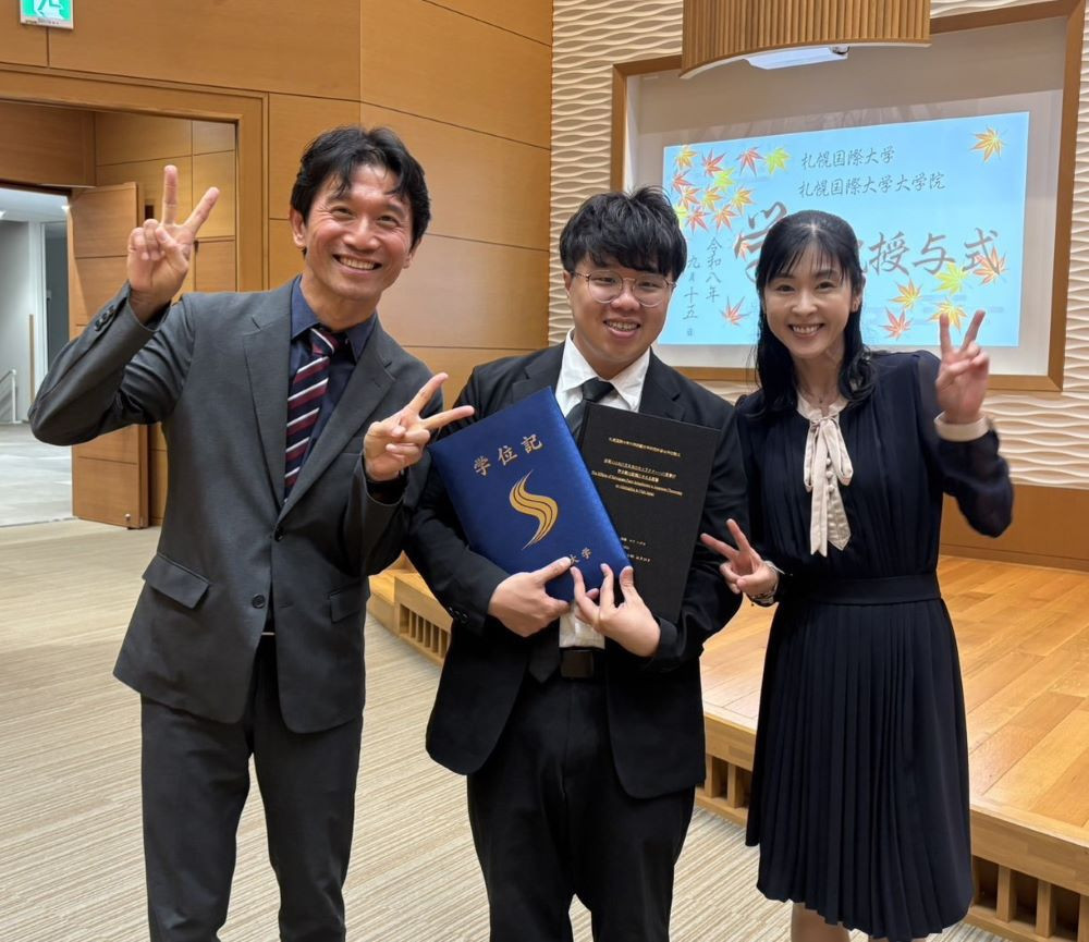 侯伯樺(中)卒業式與指導老師池見教授(右)及國際大學台灣籍陳堯柏教授(左)。(圖/嶺東科技大學)