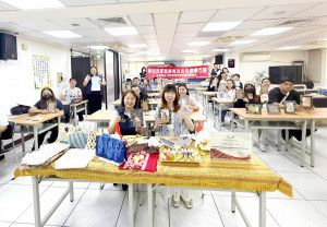 移民署桃園市服務站邀請「第12屆新住民及子女築夢計畫」獲獎者朱小萁女士(前排右1)分享得獎計畫的創作歷程