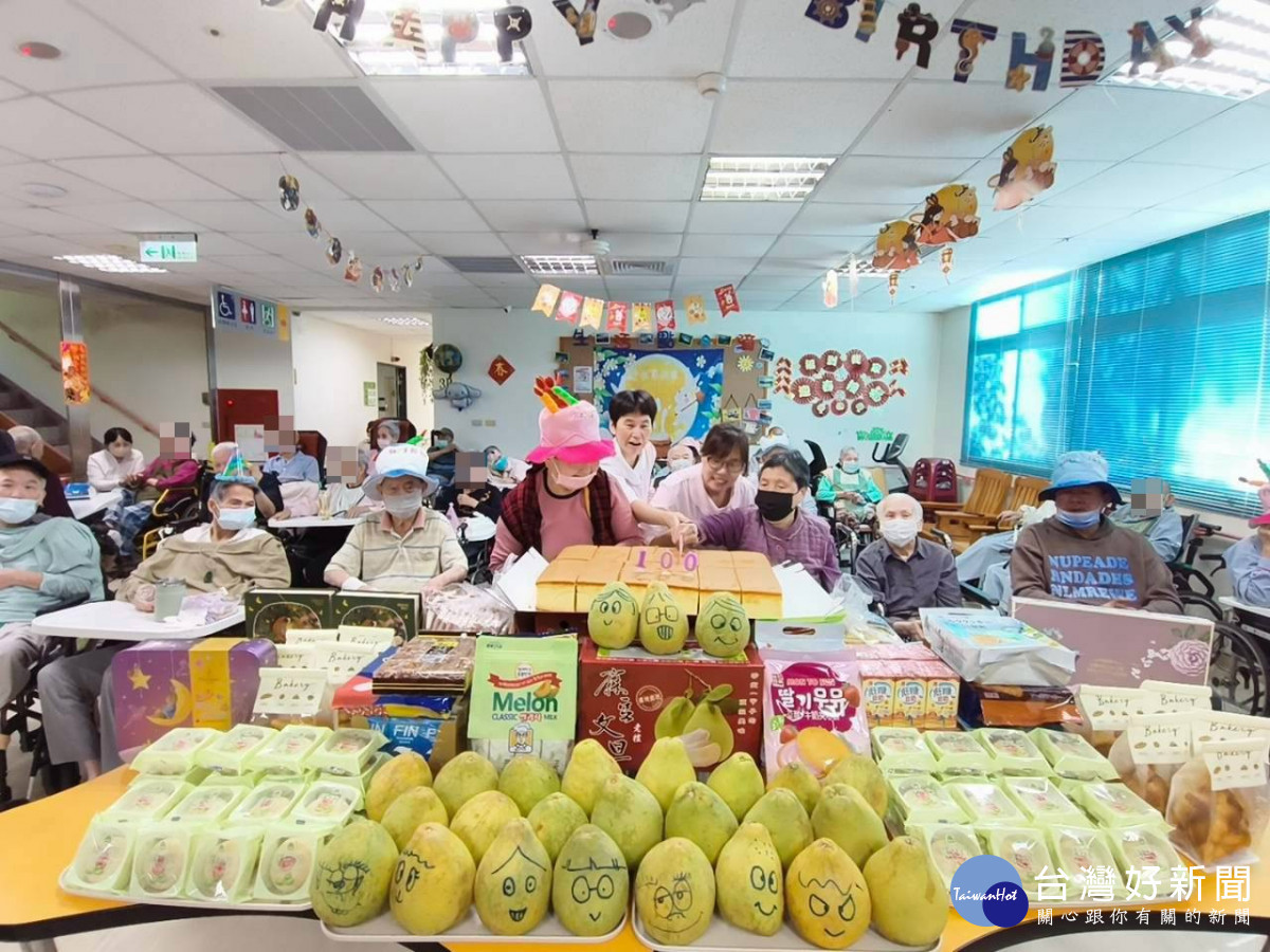 松柏園護理之家壽星住民代表與護理長鄒芳榆一同切生日蛋糕,歡度慶生時光