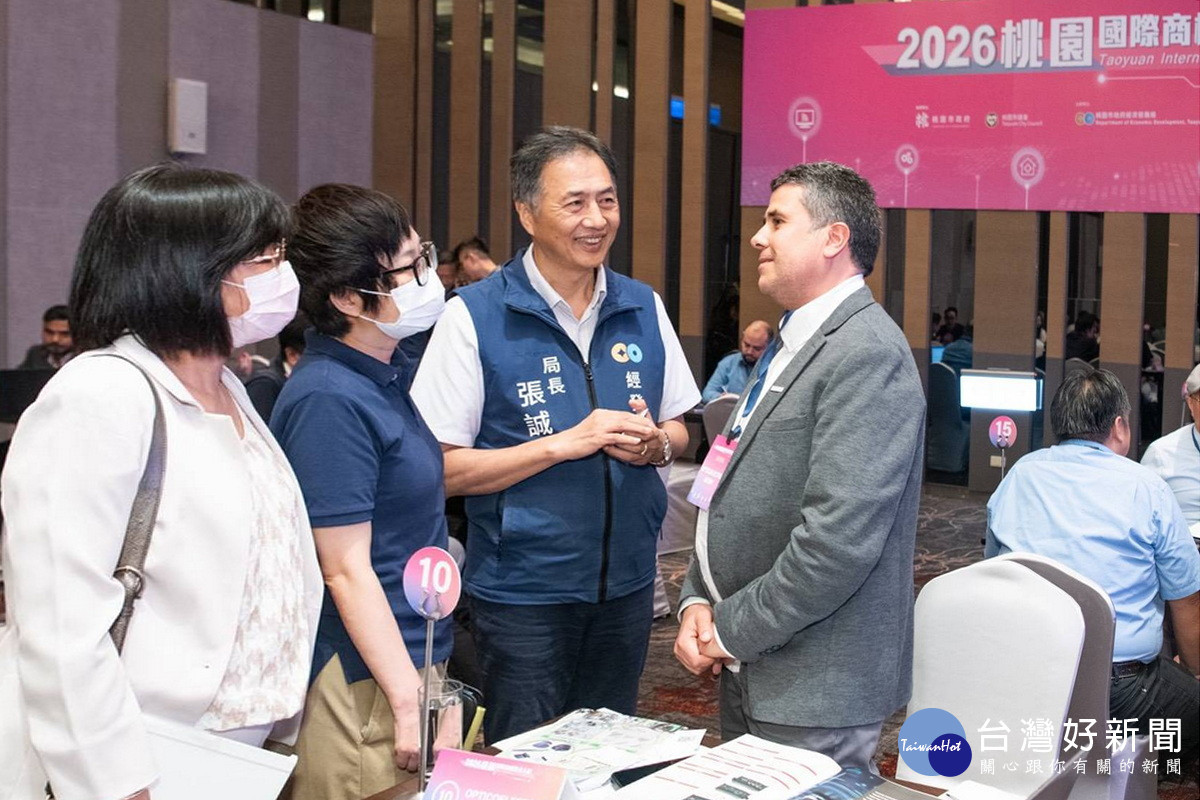 桃市府經發局長張誠出席「2026桃園國際商機媒合大會」和與會廠商洽談。