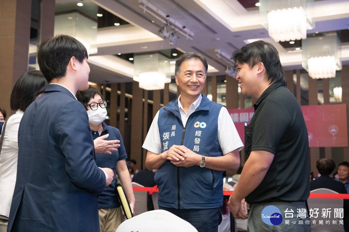 桃市府經發局長張誠出席「2026桃園國際商機媒合大會」和與會廠商洽談。