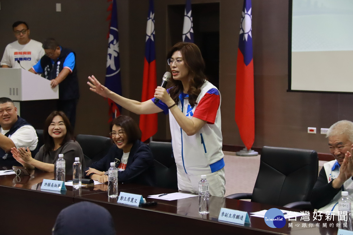 鄭麗文推薦許淑華及馬文君游顥立委是南投的驕傲。(記者扶小萍攝)<br />
<br />