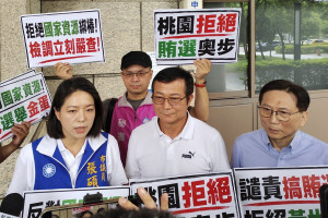 質疑民進黨桃園市長參選人黃世杰涉嫌賄選，桃園市議員張碩芳、吳進昌、詹江村赴桃園地檢署按鈴告發。
