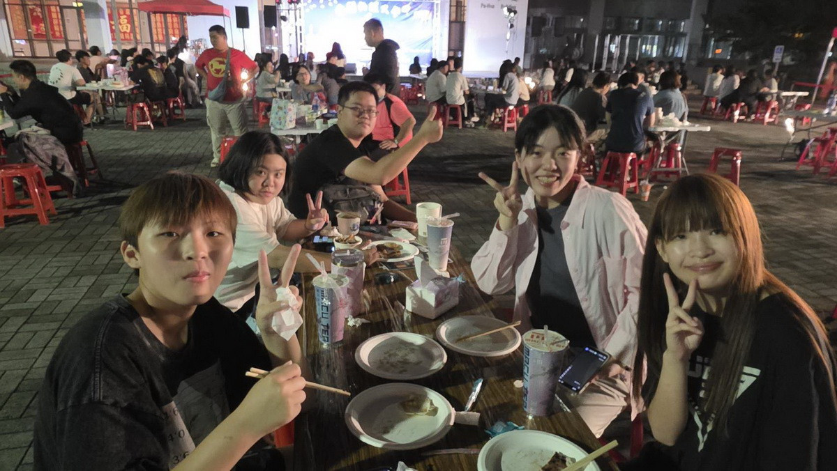 盤盤見底同學吃得開心。(南開科大提供)