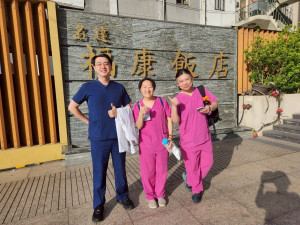 衛生福利部樂生醫院腎臟內科江哲甫醫師與鍾慧敏護理長、邱慧雯護理師，第一時間前進花蓮，成為白袍超人。（圖／樂生醫院提供）