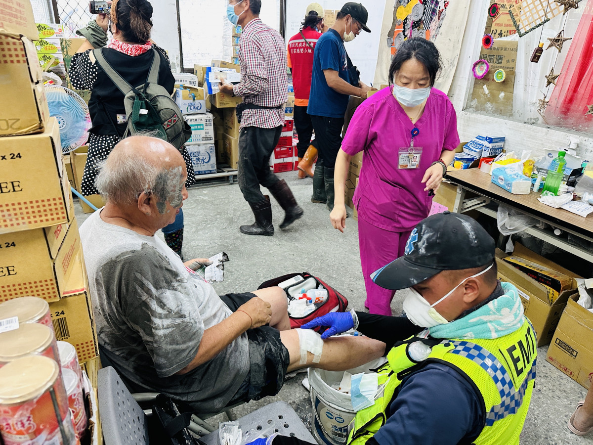 自願駐點志工與樂生醫院醫護同仁協力救治病人。照片提供:樂生醫院