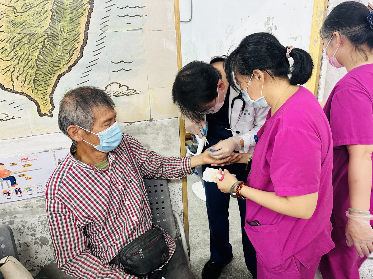 醫療站環境簡陋,樂生醫院醫護同仁仍盡心協力救治病人。照片提供:樂生醫院<br />
<br />