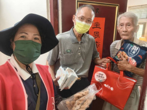 竹市府攜手獨居老人關懷志工，陪伴獨居長者感受佳節溫暖。