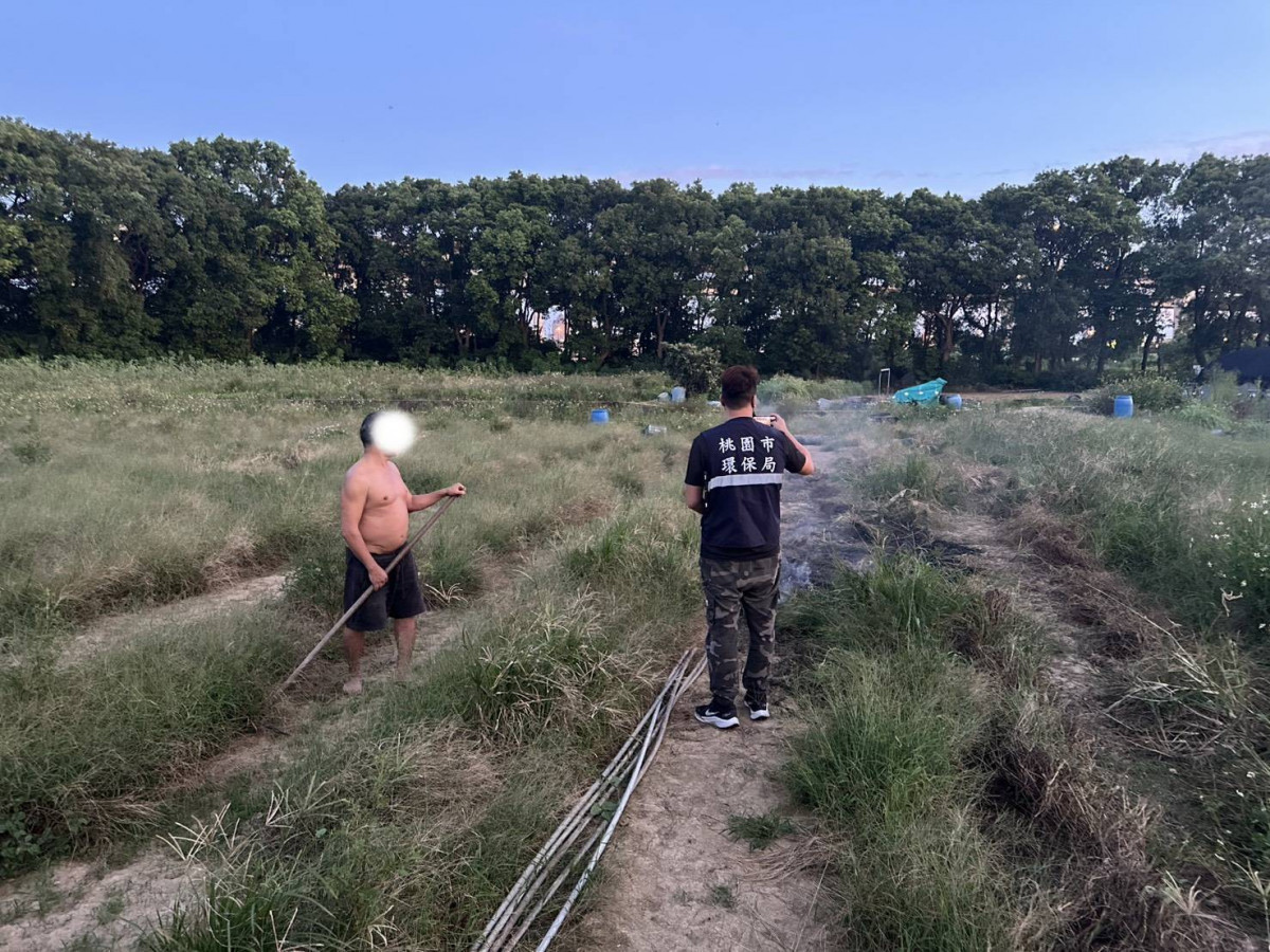 桃園市環保局查獲一名男子農地燃燒雜草，並立即要求撲滅火勢，依違反空氣污染防制法相關規定進行告發。
