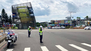 中秋、教師節連假車潮湧現，中警提前部署交通疏導，並出動空拍機掌握即時路況。（圖/中市交通隊 提供）