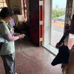 捷運工程開挖造成建物出現明顯裂縫，樂生醫院保留當年痕跡，吸引民眾拍照記錄。照片提供：樂生醫院