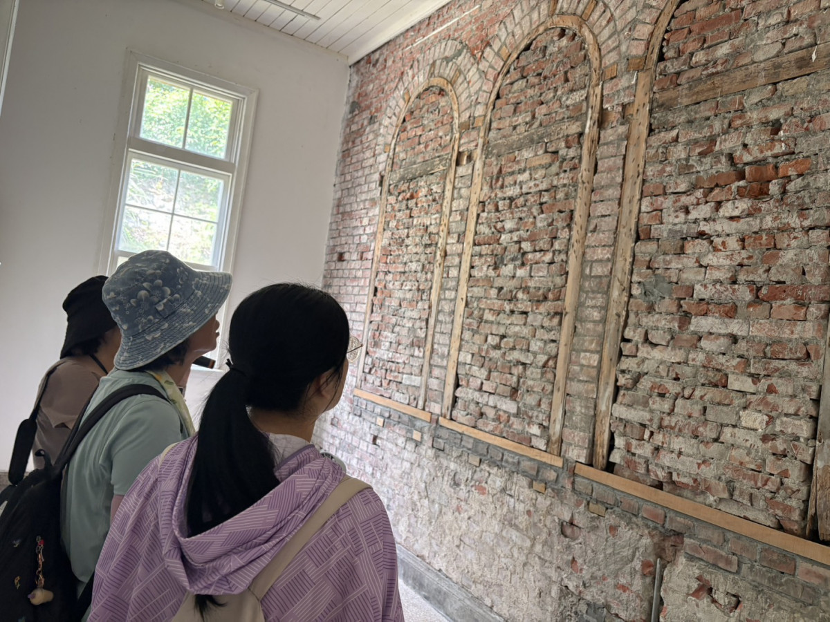 民眾走訪園區核心建築「王字型建築群」,認識樂生文化景觀保存的重要性。照片提供:樂生醫院