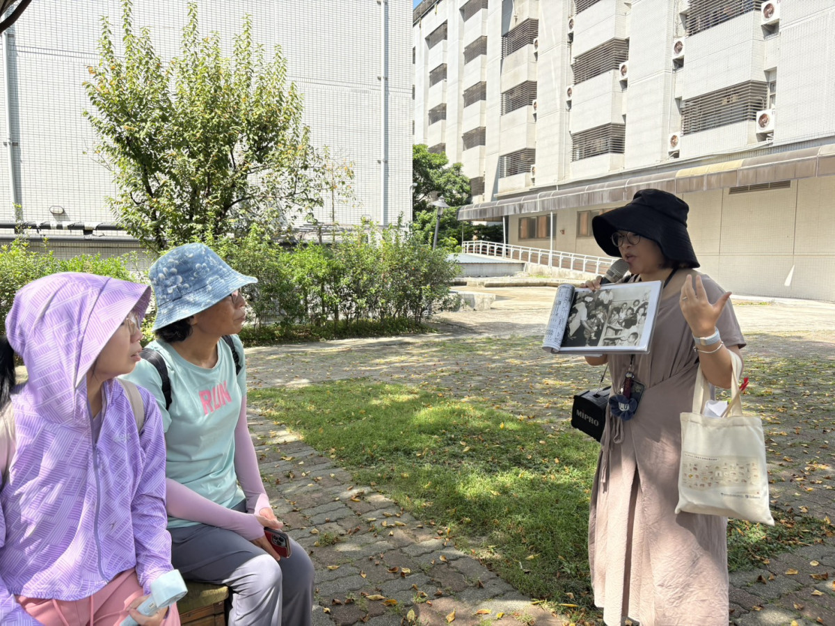導覽帶領民眾認識園區內的宗教建築及其歷史背景。照片提供:樂生醫院<br />
<br />