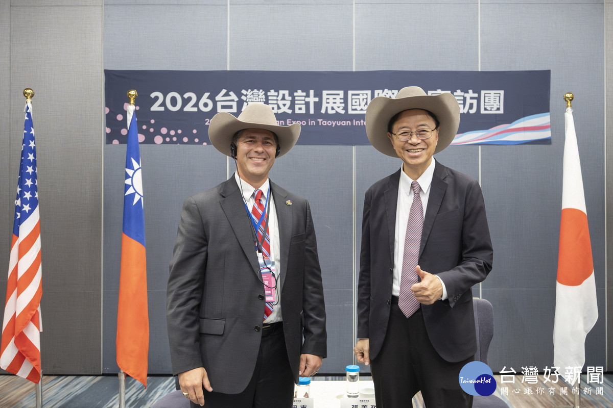 美國德州嘉倫市長赫德里克致贈特色紀念牛仔帽與桃園市長張善政合影。